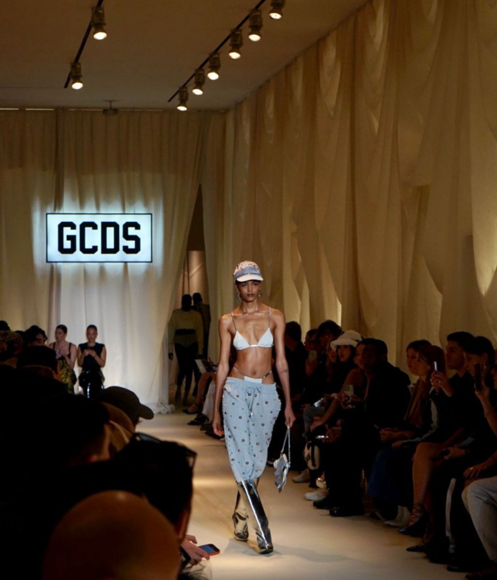 GCDS, fashion show 2023, milan fashion show, sfilata, scenografia